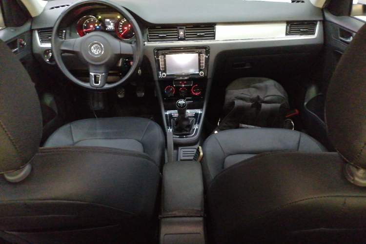 Used Volkswagen Bora 2015 Value Edition 1.6L Manual Fashionable Style Center Console