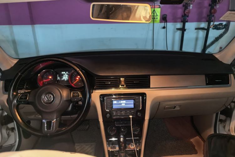 Used Volkswagen Bora 2015 Value Edition 1.6L Automatic Comfort Version Center Console