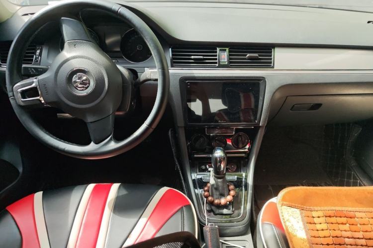 Used Volkswagen Bora 2015 Qihui Edition 1.6L Automatic Fashion Model Center Console