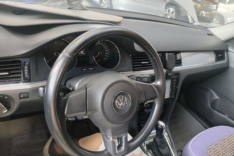 Used Volkswagen Bora 2015 Qihui Edition 1.6L Automatic Fashion Model Center Console