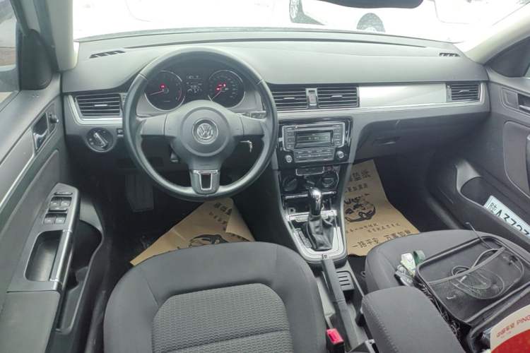 Used Volkswagen Bora 2015 Qihui Edition 1.6L Automatic Fashion Model Center Console