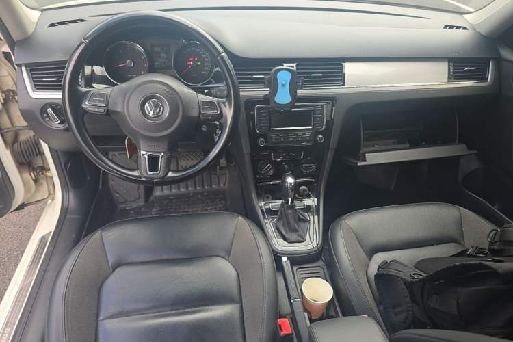 Used Volkswagen Bora 2015 Value Edition 1.6L Automatic Comfort Version Center Console