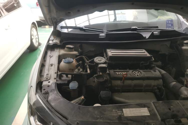 Used Volkswagen Bora 2015 Value Edition 1.6L Automatic Comfort Version Engine Bay Right