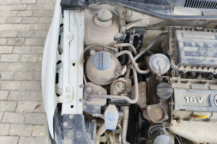 Used Volkswagen Bora 2015 Zhuihui Edition 1.6L Manual Comfort Model Engine Bay Right
