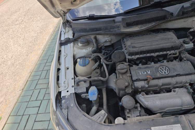 Used Volkswagen Bora 2015 Zhuihui Edition 1.6L Manual Comfort Model Engine Bay Right