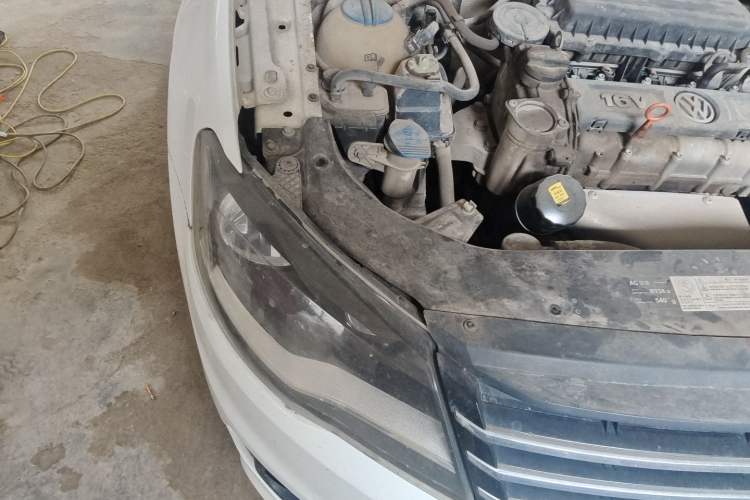 Used Volkswagen Bora 2015 Value Edition 1.6L Manual Fashionable Style Engine Bay Right