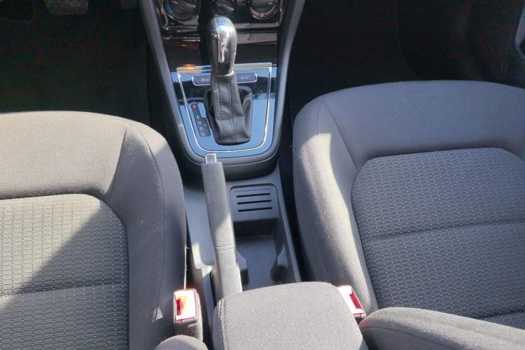 Used Volkswagen Bora 2015 Qihui Edition 1.6L Automatic Fashion Model Gear Lever