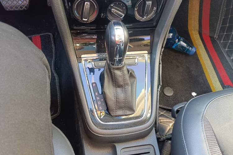 Used Volkswagen Bora 2015 Value Edition 1.6L Automatic Comfort Version Gear Lever