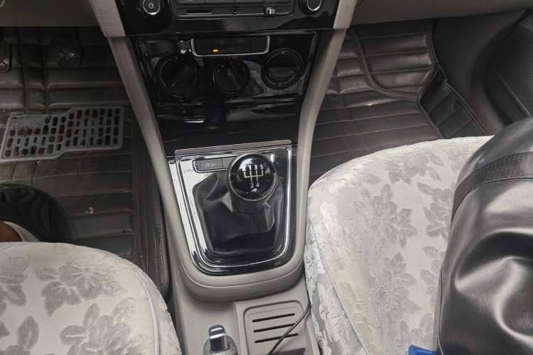 Used Volkswagen Bora 2015 Value Edition 1.6L Manual Fashionable Style Gear Lever