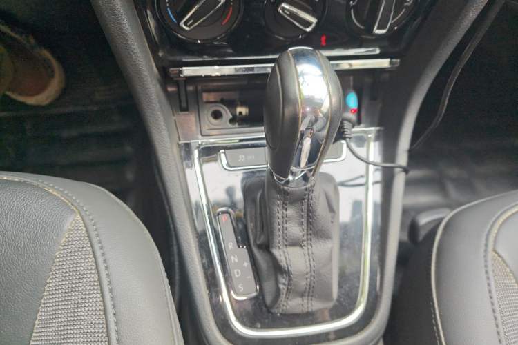 Used Volkswagen Bora 2015 Value Edition 1.6L Automatic Comfort Version Gear Lever