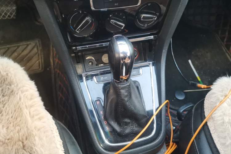 Used Volkswagen Bora 2015 Value Edition 1.6L Automatic Comfort Version Gear Lever