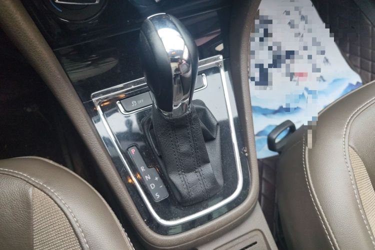 Used Volkswagen Bora 2015 Value Edition 1.6L Automatic Comfort Version Gear Lever