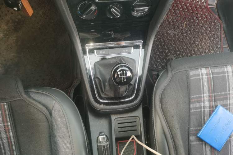 Used Volkswagen Bora 2015 Zhuihui Edition 1.6L Manual Comfort Model Gear Lever