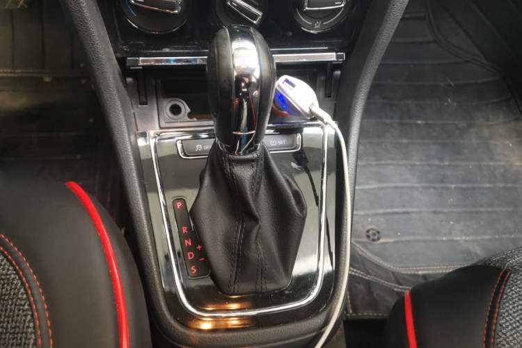Used Volkswagen Bora 2015 Value Edition 1.6L Automatic Comfort Version Gear Lever