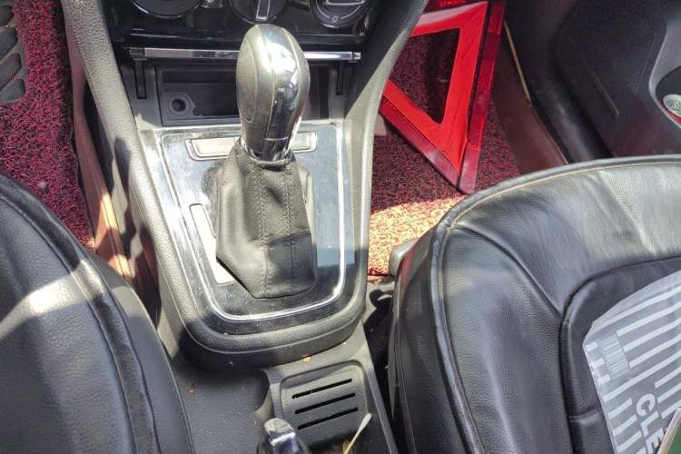 Used Volkswagen Bora 2015 Value Edition 1.6L Automatic Comfort Version Gear Lever