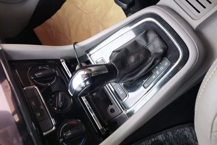 Used Volkswagen Bora 2015 Qihui Edition 1.6L Automatic Fashion Model Gear Lever