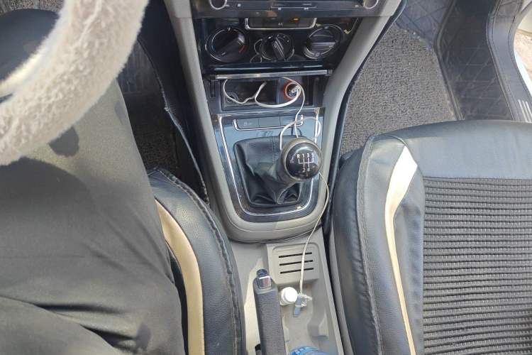 Used Volkswagen Bora 2015 Value Edition 1.6L Manual Fashionable Style Gear Lever