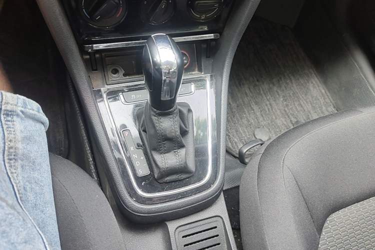 Used Volkswagen Bora 2015 Qihui Edition 1.6L Automatic Fashion Model Gear Lever