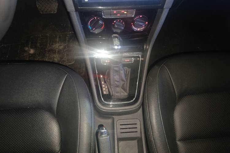 Used Volkswagen Bora 2015 Qihui Edition 1.6L Automatic Fashion Model Gear Lever