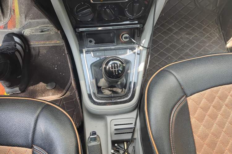 Used Volkswagen Bora 2015 Value Edition 1.6L Manual Fashionable Style Gear Lever
