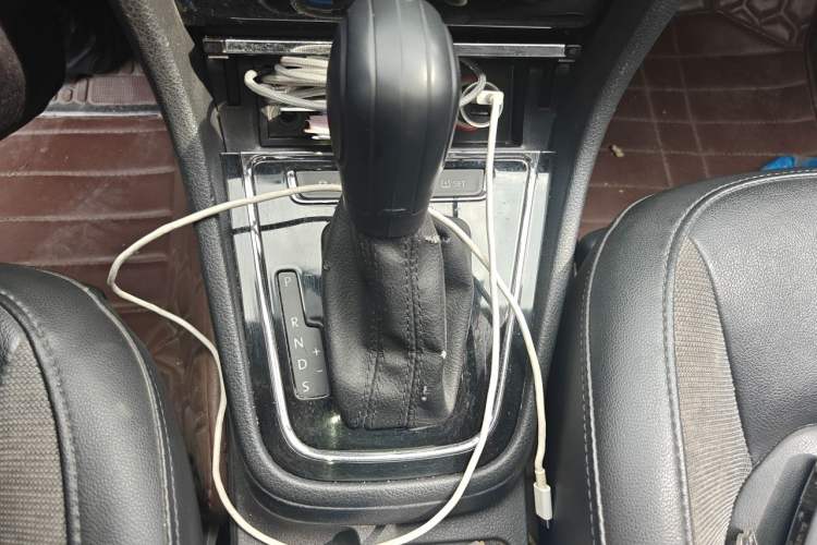 Used Volkswagen Bora 2015 Value Edition 1.6L Automatic Comfort Version Gear Lever