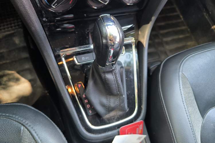 Used Volkswagen Bora 2015 Qihui Edition 1.6L Automatic Fashion Model Gear Lever