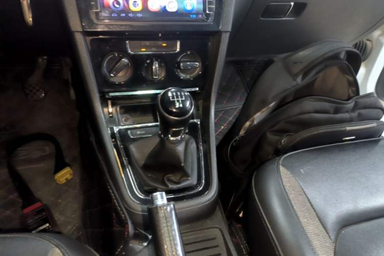 Used Volkswagen Bora 2015 Zhuihui Edition 1.6L Manual Comfort Model Gear Lever