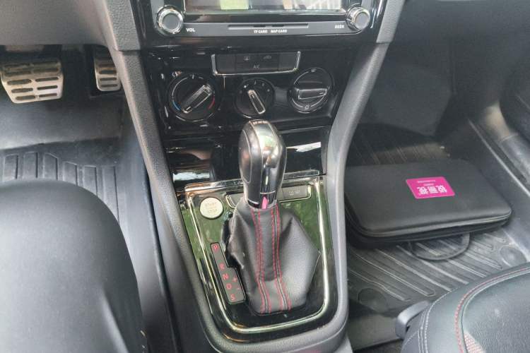Used Volkswagen Bora 2015 Value Edition 1.4TSI Automatic Sportline Gear Lever