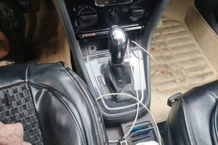 Used Volkswagen Bora 2015 Qihui Edition 1.6L Automatic Fashion Model Gear Lever