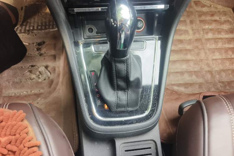 Used Volkswagen Bora 2015 Qihui Edition 1.6L Automatic Fashion Model Gear Lever