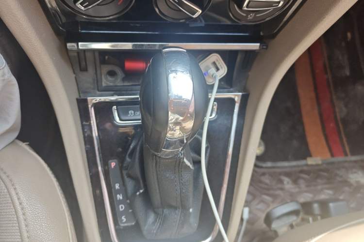 Used Volkswagen Bora 2015 Value Edition 1.6L Automatic Comfort Version Gear Lever