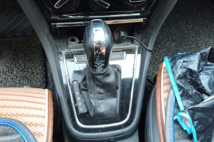 Used Volkswagen Bora 2015 Value Edition 1.6L Automatic Comfort Version Gear Lever
