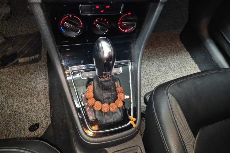 Used Volkswagen Bora 2015 Value Edition 1.6L Automatic Comfort Version Gear Lever