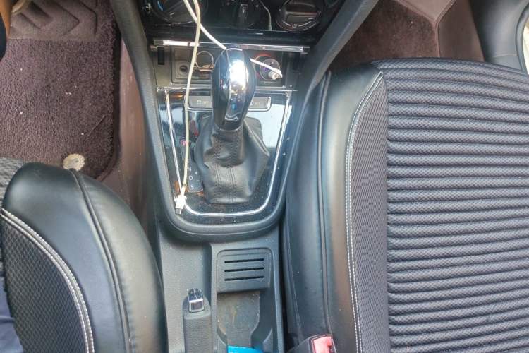 Used Volkswagen Bora 2015 Qihui Edition 1.6L Automatic Fashion Model Gear Lever