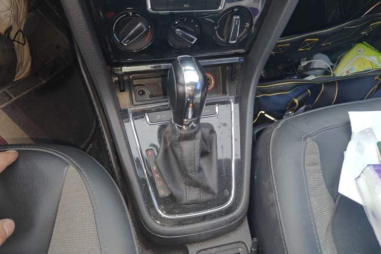 Used Volkswagen Bora 2015 Value Edition 1.6L Automatic Comfort Version Gear Lever