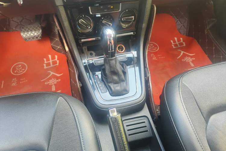 Used Volkswagen Bora 2015 Value Edition 1.6L Automatic Comfort Version Gear Lever