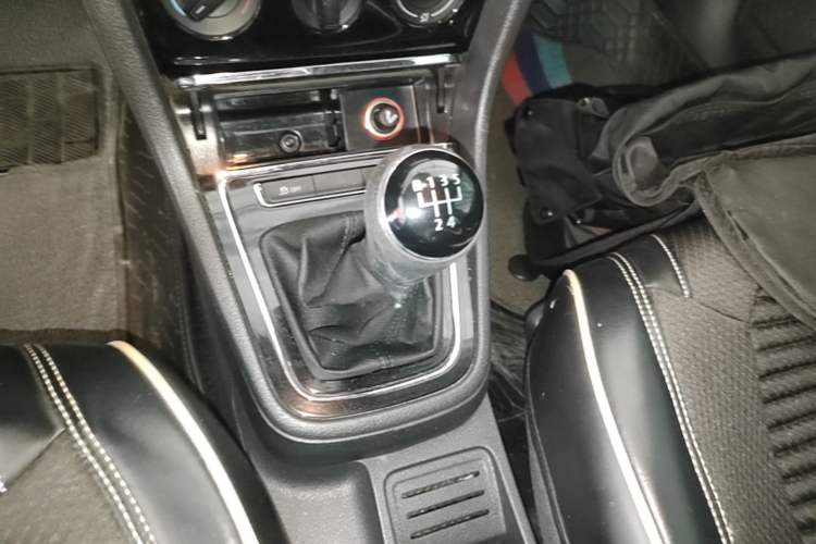Used Volkswagen Bora 2015 Value Edition 1.6L Manual Fashionable Style Gear Lever