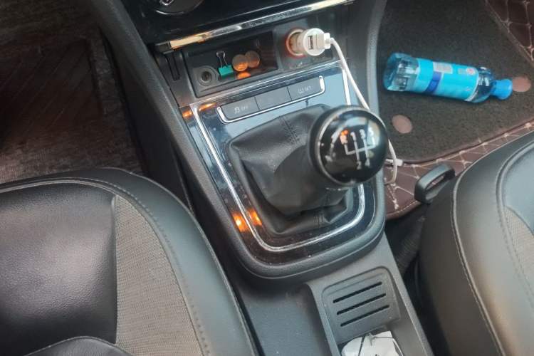 Used Volkswagen Bora 2015 Zhuihui Edition 1.6L Manual Comfort Model Gear Lever