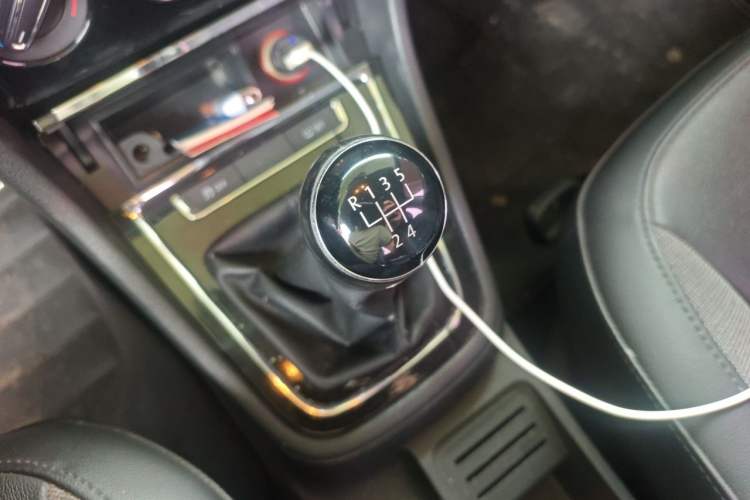 Used Volkswagen Bora 2015 Zhuihui Edition 1.6L Manual Comfort Model Gear Lever