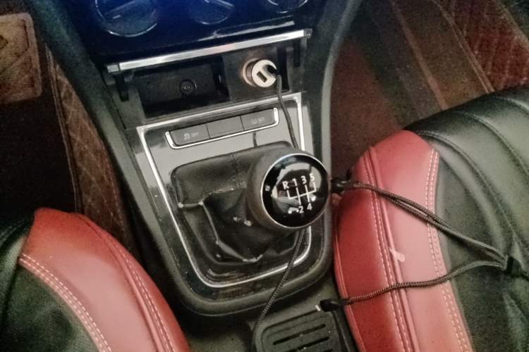Used Volkswagen Bora 2015 Value Edition 1.6L Manual Fashionable Style Gear Lever