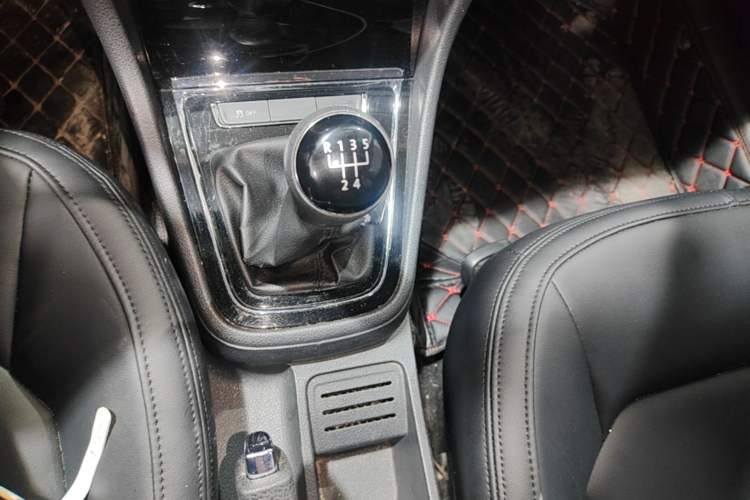 Used Volkswagen Bora 2015 Value Edition 1.6L Manual Fashionable Style Gear Lever