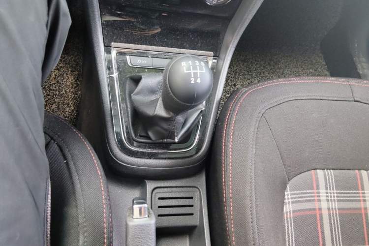 Used Volkswagen Bora 2015 Value Edition 1.6L Manual Fashionable Style Gear Lever
