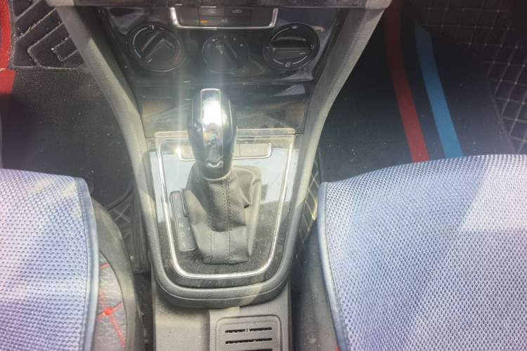 Used Volkswagen Bora 2015 Qihui Edition 1.6L Automatic Fashion Model Gear Lever