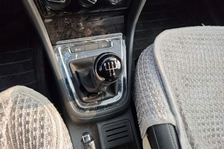 Used Volkswagen Bora 2015 Zhuihui Edition 1.6L Manual Comfort Model Gear Lever
