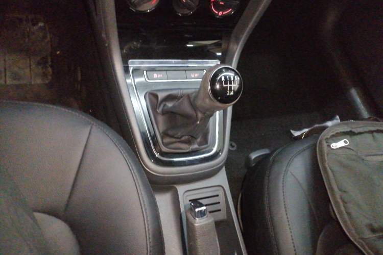 Used Volkswagen Bora 2015 Value Edition 1.6L Manual Fashionable Style Gear Lever