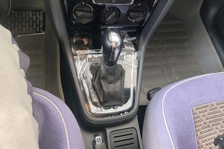 Used Volkswagen Bora 2015 Qihui Edition 1.6L Automatic Fashion Model Gear Lever