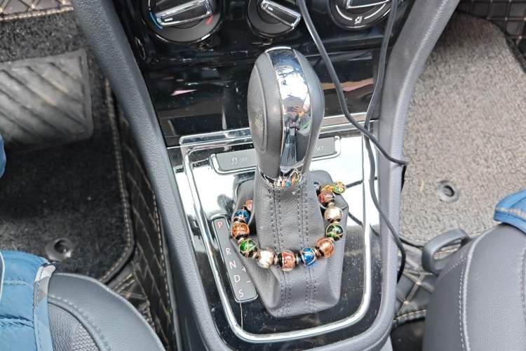 Used Volkswagen Bora 2015 Value Edition 1.6L Automatic Comfort Version Gear Lever