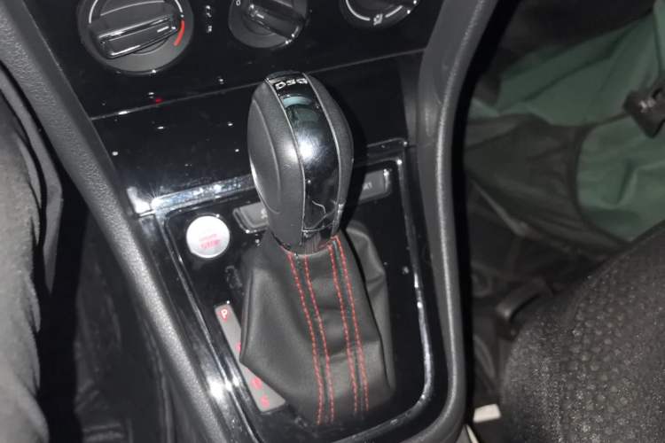 Used Volkswagen Bora 2015 Value Edition 1.4TSI Automatic Sportline Gear Lever