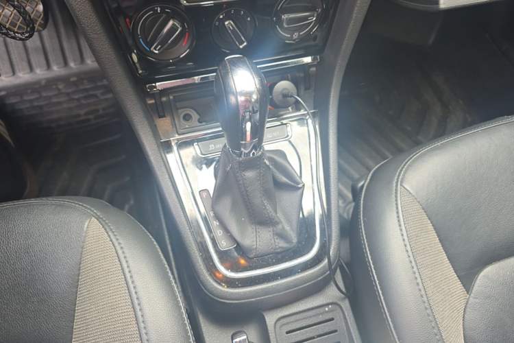 Used Volkswagen Bora 2015 Value Edition 1.6L Automatic Comfort Version Gear Lever