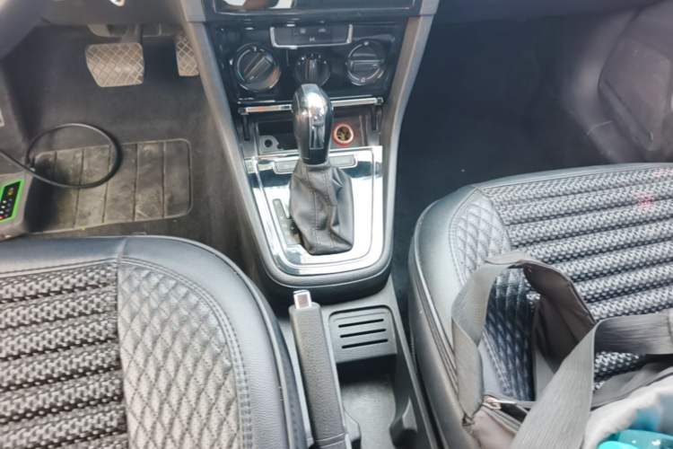 Used Volkswagen Bora 2015 Qihui Edition 1.6L Automatic Fashion Model Gear Lever